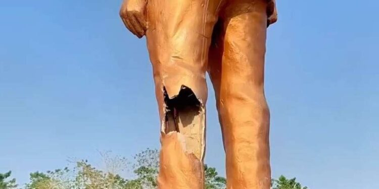 statue
