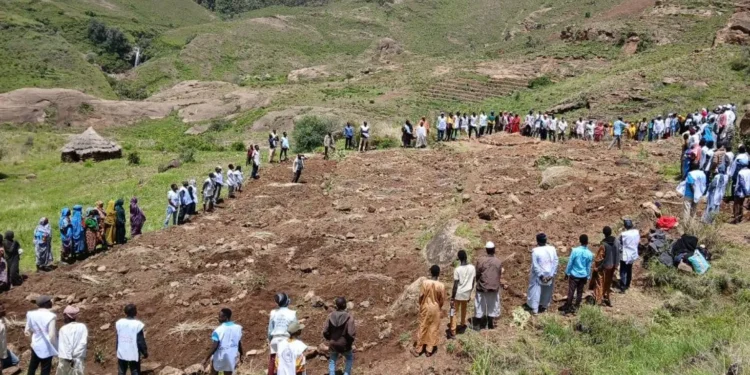 Sudanese villagers dig with hands to reach landslide victims, group says