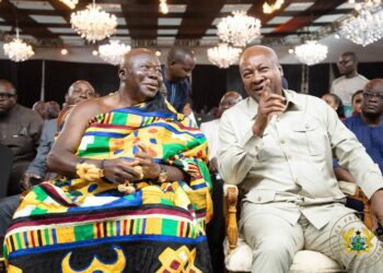 ASANTEHENE-President-Mahama-in-a-chat-with-Otumfuo-Osei-Tutu-II-at-the-GJA-awards-
