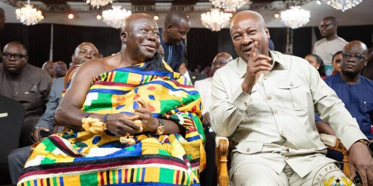 ASANTEHENE-President-Mahama-in-a-chat-with-Otumfuo-Osei-Tutu-II-at-the-GJA-awards-