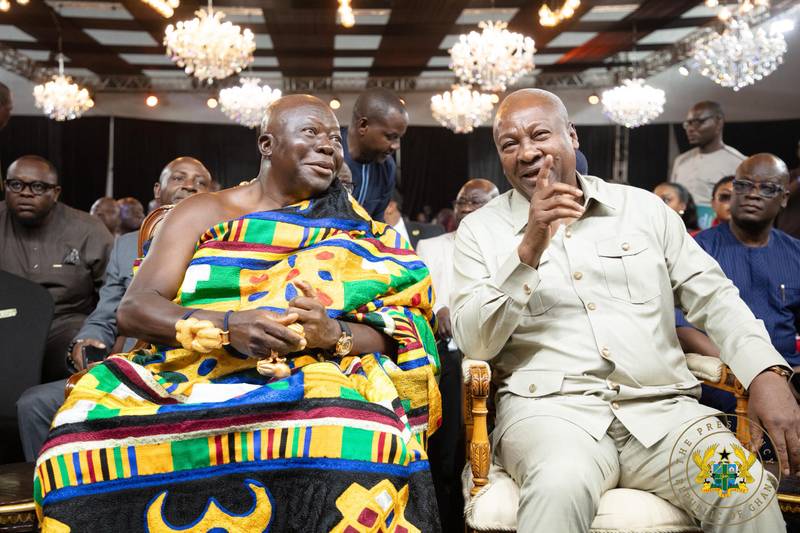 ASANTEHENE-President-Mahama-in-a-chat-with-Otumfuo-Osei-Tutu-II-at-the-GJA-awards-
