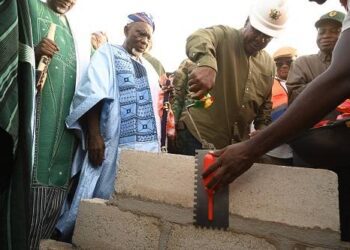 Pres-Mahama-cuts-sod-President-Mahama-laying-a-block-to-commence-the-construction-of-the-24-hour-Market-Project-Photo-Geoffrey-Buta
